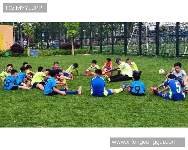 提升球技的趣味足球训练小游戏让孩子们爱上运动与团队合作